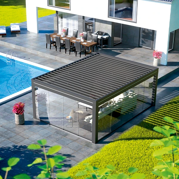 Freistehendes Lamellendach mit Glaswänden direkt am Pool mit Lounge-Möbeln
