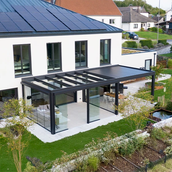 Lamellendach und Glasdach kombiniert als moderne Überdachung am Haus mit Garten