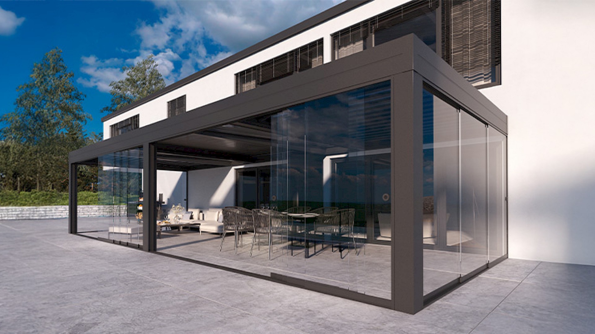 Terrassenüberdachung mit umlaufenden Glas-Schiebeelementen, die Schutz vor Wind und Wetter bieten und flexibles Öffnen ermöglichen.