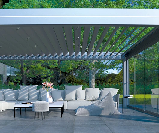 Offener Wohnbereich im Garten unter einem weißen Lamellendach mit Glasfront und stilvollen Sofas.