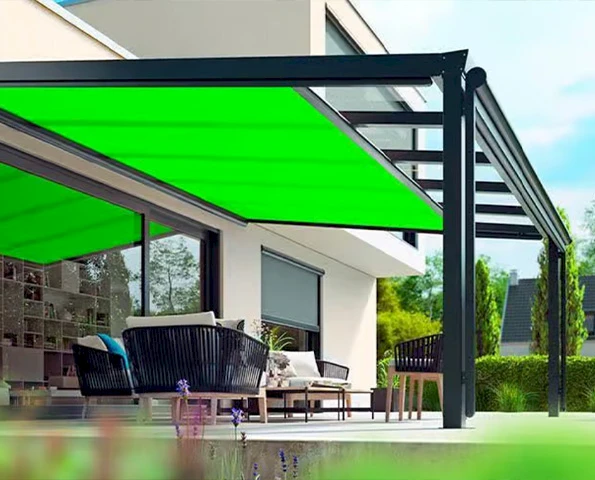 Terrassenüberdachung mit Aluminiumrahmen und leuchtend grüner Unterglasmarkise, moderne Sitzgruppe auf Terrasse.