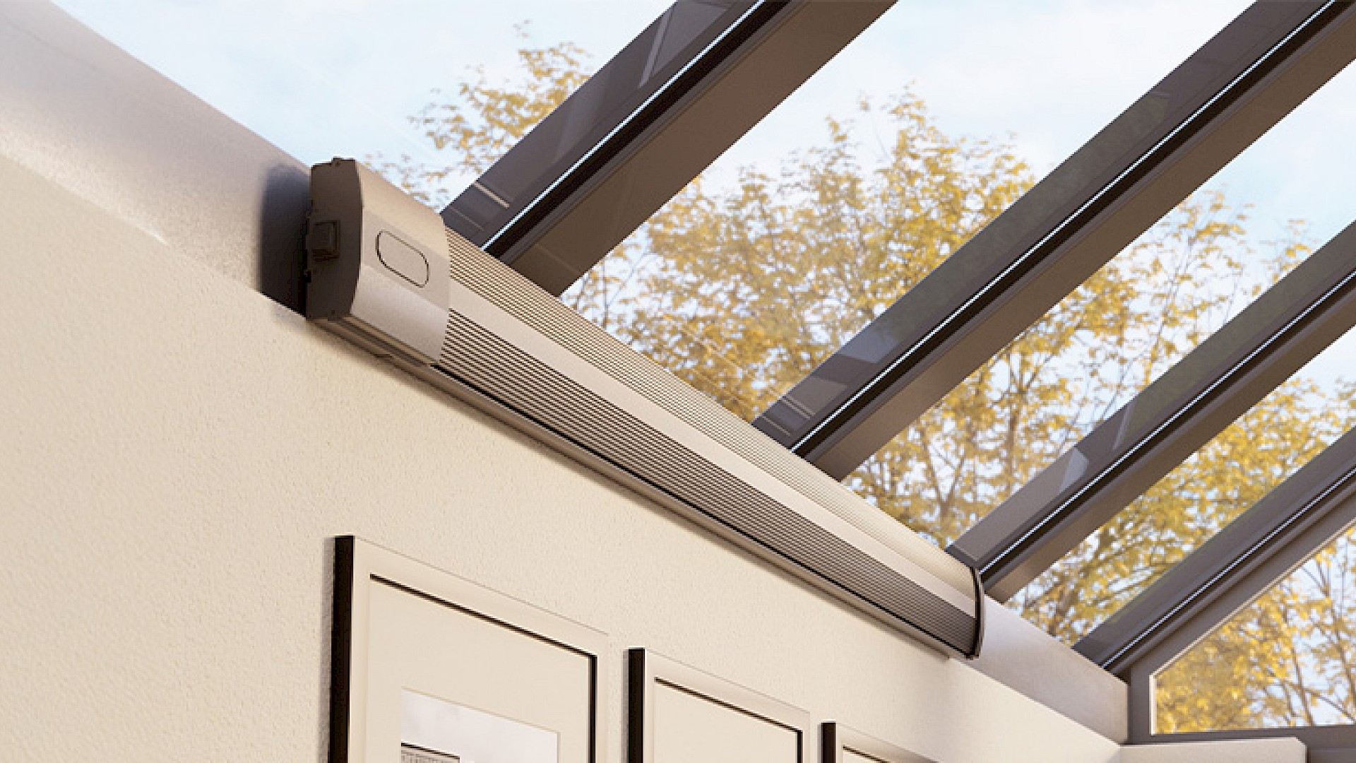 Elegante Heizstrahler-Lösung im Wintergarten, unauffällig an der Wand unter dem Glasdach integriert.