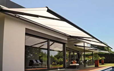 Markisenanlage mit großflächiger Beschattung über Terrasse, moderne Lösung für Sonne und Sichtschutz am Haus.