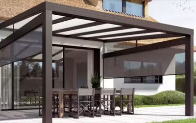 Terrassenüberdachung mit textiler Senkrechtmarkise, eleganter Sicht- und Sonnenschutz für den Außenbereich.