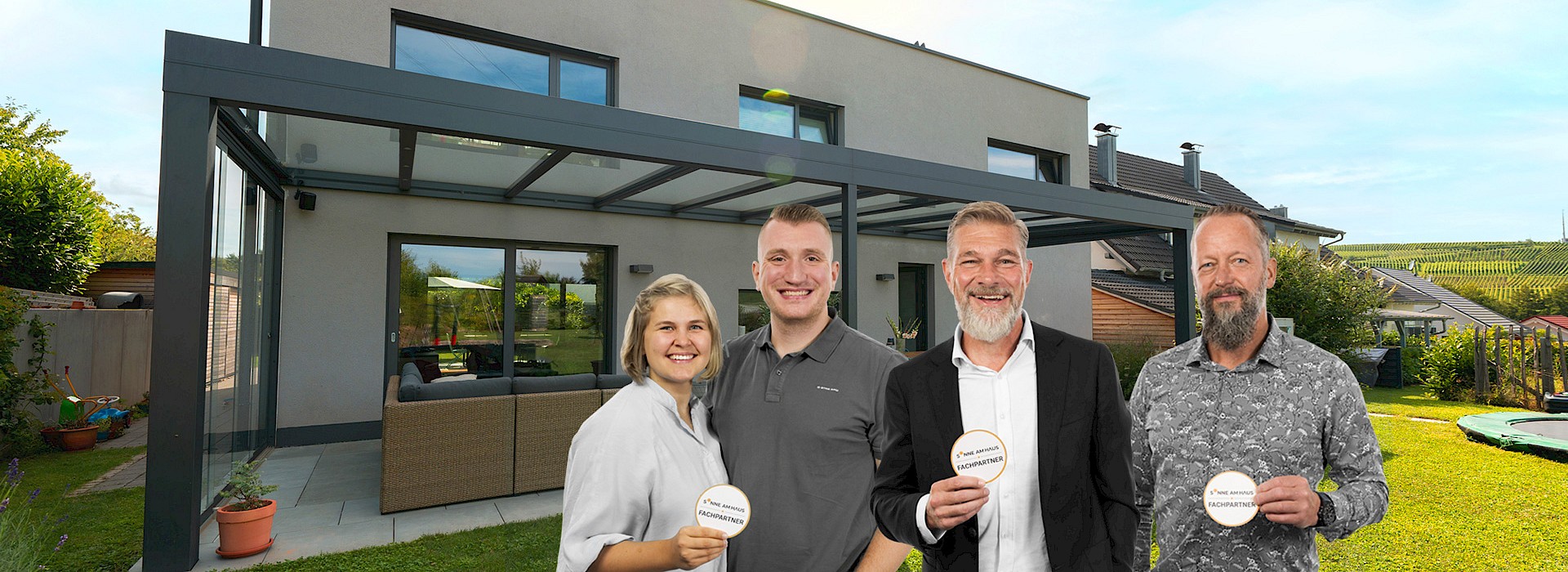 Fachpartner von Sonne am Haus stehen vor einem modernen Terrassendach mit Glaselementen.