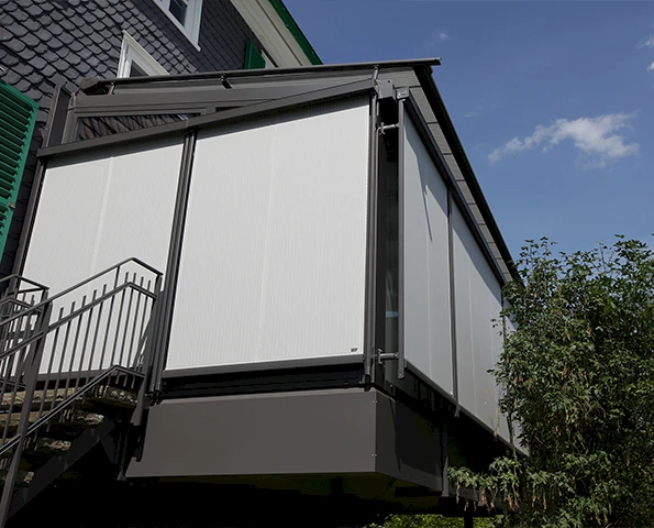 Terrassenüberdachung mit textiler Senkrechtmarkise, idealer Sonnenschutz und Sichtschutz für den Außenbereich.