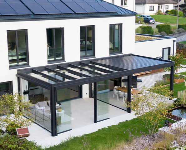 Lamellendach mit Glaswänden neben Pool und Terrasse, moderner Outdoor-Wohnraum mit Beschattungssystem.