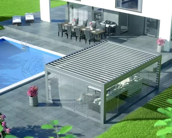Lamellendach mit Glaswänden neben Pool und Terrasse, moderner Outdoor-Wohnraum mit Beschattungssystem.