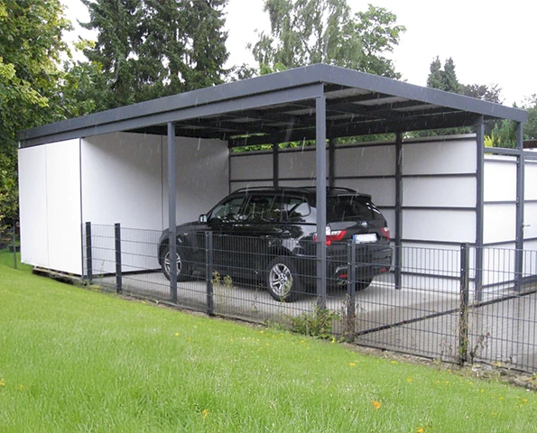 Terrassenüberdachung mit integrierter LED-Beleuchtung am Abend, gemütlicher Essbereich im Außenbereich.