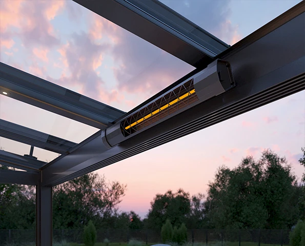 Wintergarten mit Glasdach und Infrarot-Heizstrahler, moderne Lounge mit weißem Sofa und klarer Sicht nach draußen.