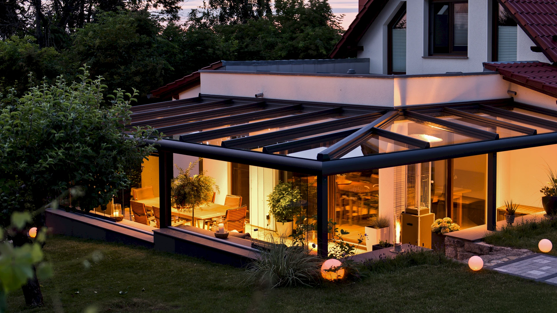 Terrassenüberdachung am Abend mit Beleuchtung