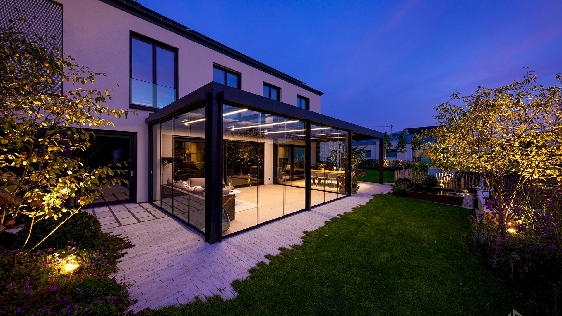 Sommergarten am Abend mit Beleuchtung