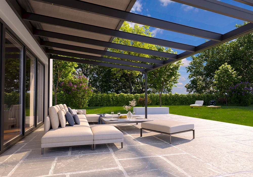 Modernes Terrassendach mit Glasüberdachung und integrierter LED-Beleuchtung bei Abendstimmung – eleganter Wetterschutz für Terrasse und Garten.