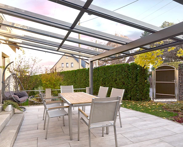 Terrassenüberdachung mit einer Glaswand