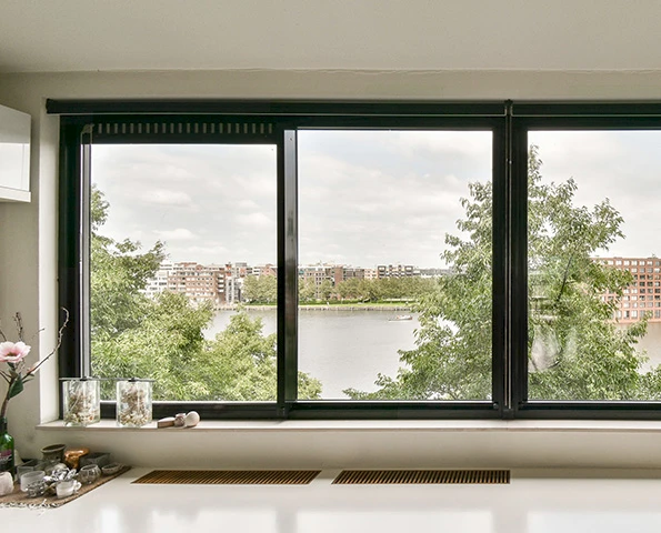 Modern Fenster mit schwarzen Rahmen