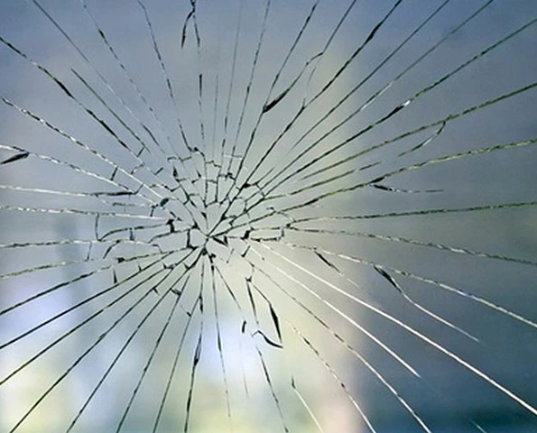 Facharbeiter holt eine Aluminium Stange raus