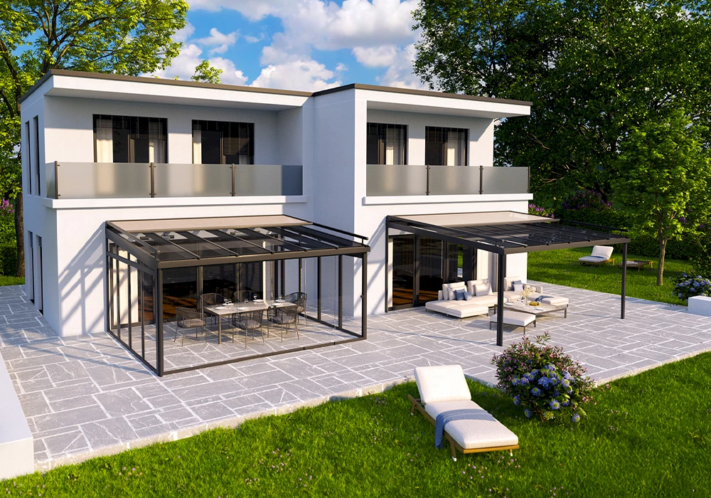 Großer Wintergarten mit Glasdach und roter Außenbeschattung an einem Wohnhaus mit Solarpaneelen
