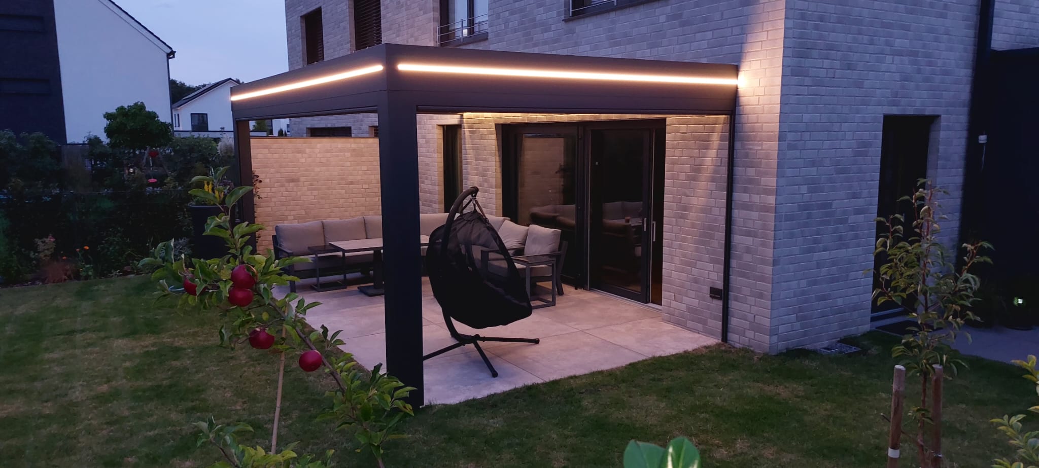 Terrassenüberdachung am Abend mit Beleuchtung