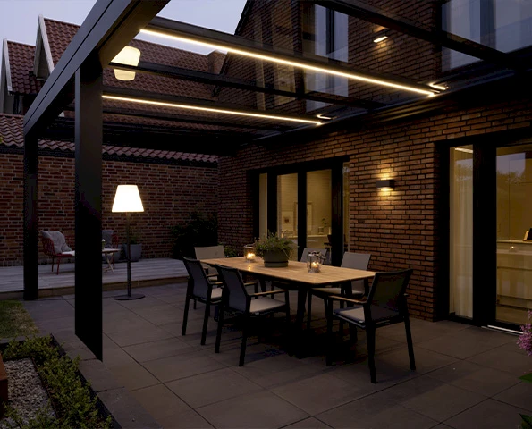 Terrassenüberdachung mit einer Glaswand