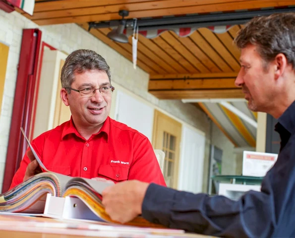 Eine Frau sitzt an einem Tisch mit einem Laptop