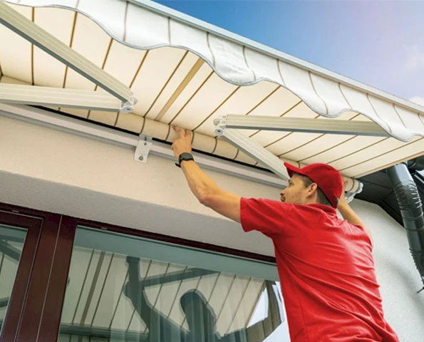 Facharbeiter holt eine Aluminium Stange raus