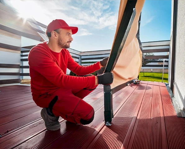 Facharbeiter schraubt eine Schraube rein