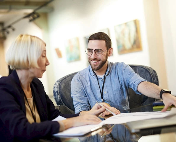 Haus mit Sommergarten an einem sonnigen Tag - blühender Garten mit Naturpool