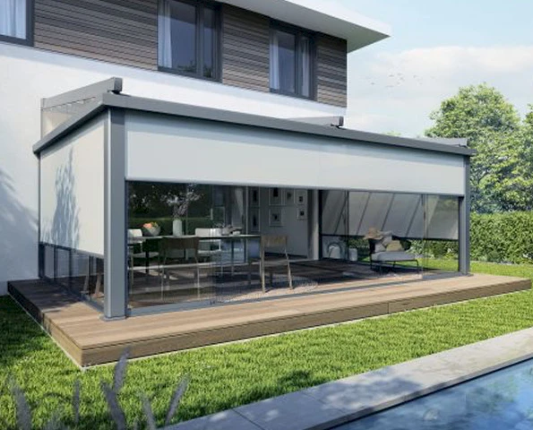 Textile Terrassenüberdachung mit seitlichem Sonnenschutz und flexiblem Wetterschutz