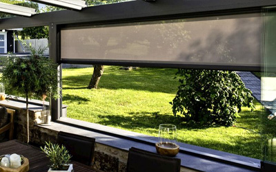 Textiler Sonnenschutz für Wintergarten als flexibler Sicht- und Hitzeschutz