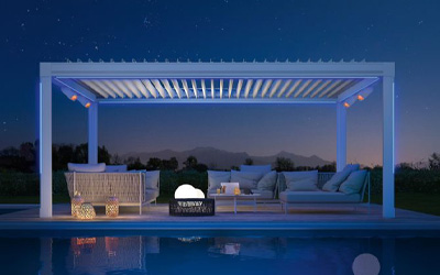 Exklusives Lamellendach mit LED-Beleuchtung als moderne Überdachung am Pool