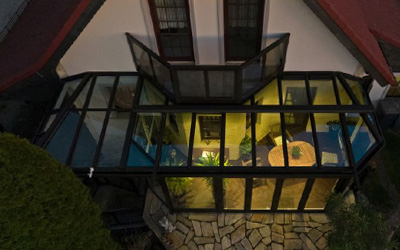 Großer Wintergarten mit Glasdach als eleganter Anbau am Einfamilienhaus