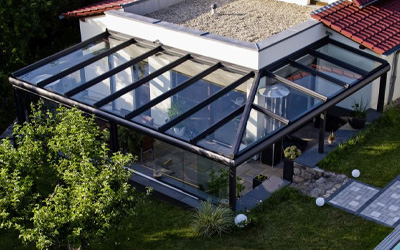 Wintergarten mit Glasdach als lichtdurchflutete Erweiterung des Wohnhauses