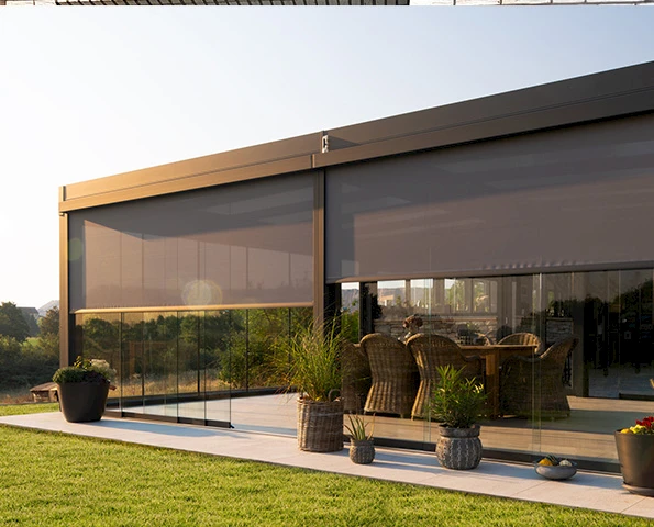 Sommergarten mit Lamellendach. Haus mit Pool