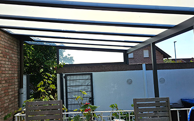 Terrassenüberdachung bei Sonnenschein