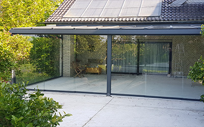 Großer Sommergarten an einem Haus umringt von Bäumen