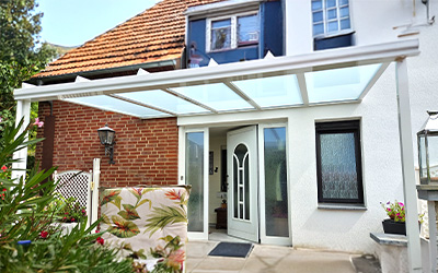 Terrassenüberdachung mit Haustür