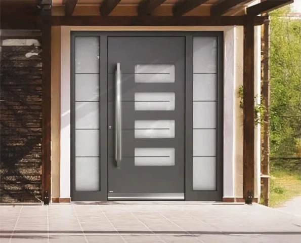 Moderne Haustür aus Aluminium mit Glaselementen und Seitenteilen für stilvolle Eingangsbereiche.