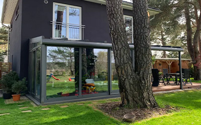 Wintergarten im Garten mit Bäumen