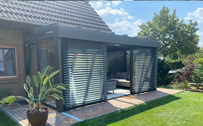 Wintergarten von außen bei Sonnenschein