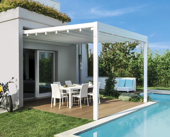 Modernes Faltdach aus Aluminium als flexible Terrassenüberdachung am Pool.