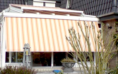 Senkrechtmarkise mit Streifendesign als Sicht- und Sonnenschutz für Wintergarten.