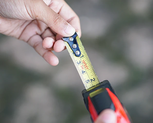 Präzises Aufmaß mit Maßband für die exakte Planung von Wintergärten und Terrassendächern.