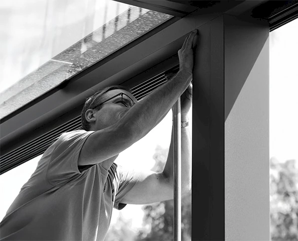 Montage eines Wintergartens mit Aluminiumprofilen durch geschulte Handwerker.