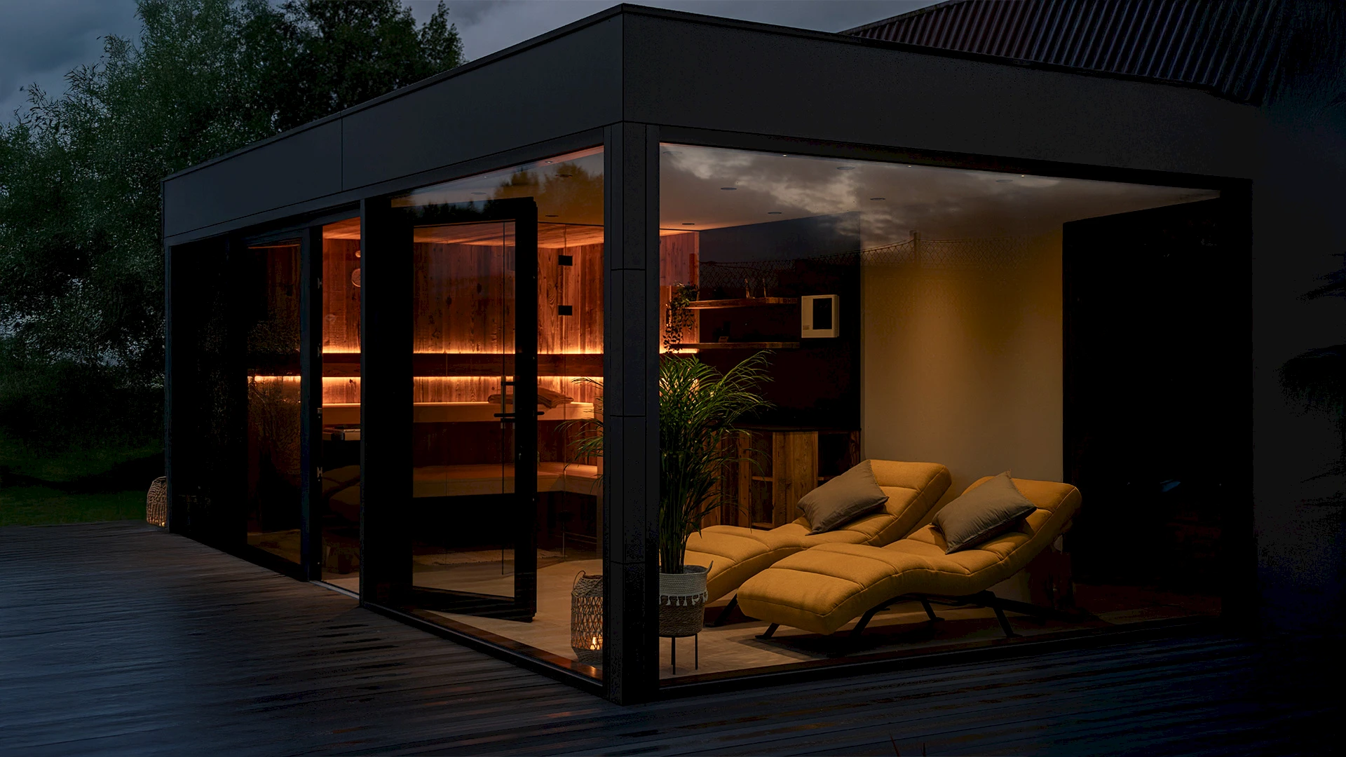 Modulraum mit Glasfront und LED-Beleuchtung, gemütlicher Rückzugsort im Garten bei Nacht.