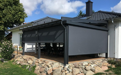 Glasvordach mit filigraner Edelstahlkonstruktion über einem Hauseingang.