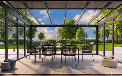 Elegantes Glasvordach über einer modernen Haustür mit seitlichen Wandleuchten.