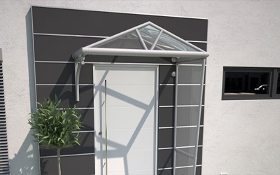 Senkrechtmarkise an einer Terrassenüberdachung als effektiver Sonnen- und Windschutz.