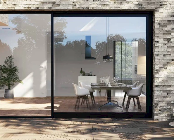 Sommergarten mit Lamellendach. Haus mit Pool