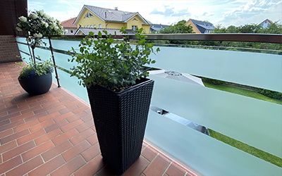 Balkongeländer aus Glas mit Milchglas-Sichtschutz und Edelstahlhandlauf