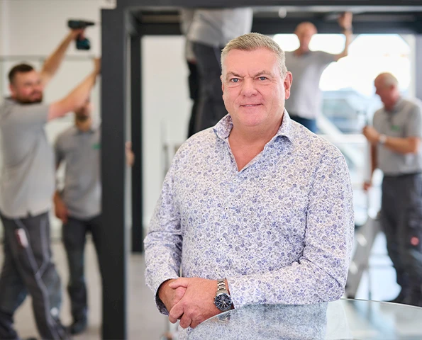 Eine Frau sitzt an einem Tisch mit einem Laptop